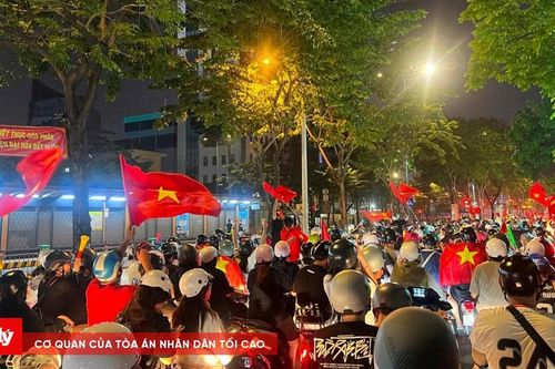 TP.HCM: Rợp trời cờ đỏ sao vàng mừng tuyển Việt Nam chiến thắng