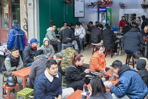 Quán phở ở Hà Nội kín thực khách, cô chủ 24 tuổi từng thái thịt tới chai tay