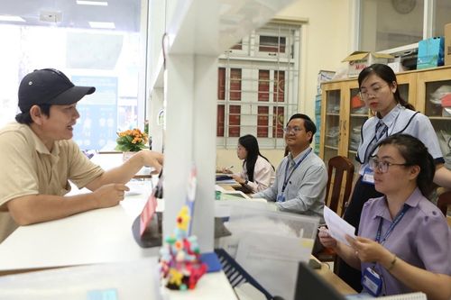 Sáp nhập phường ở TPHCM, cán bộ một cửa nêu loại giấy tờ gây chút rắc rối