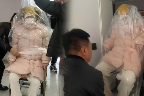 Người phụ nữ ra viện được bọc ni-lông kín mít khiến dư luận tranh cãi