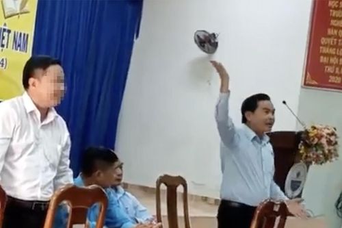 Đình chỉ giám đốc công ty taxi đập bàn, nói tài xế 'không làm thì giải tán'