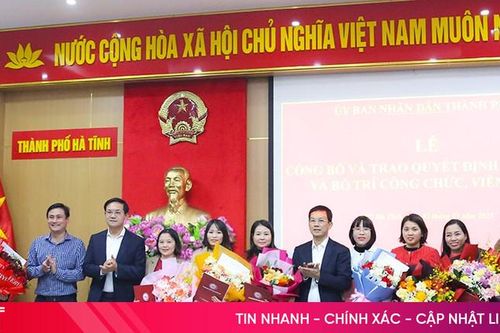 TP Hà Tĩnh trao quyết định tiếp nhận và bố trí công tác 25 công chức, viên chức