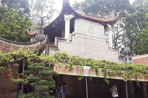 Tiếng chuông bên dòng sông hoa đào