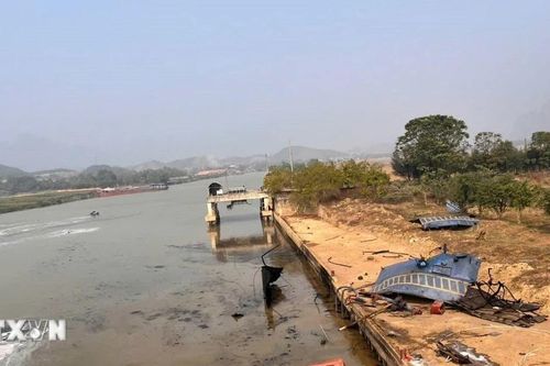 Ninh Bình: Nổ tàu chở dầu trên sông Bôi, 5 người kịp thoát ra ngoài