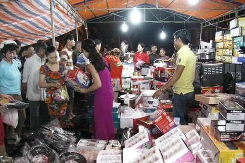 Kiên Giang đưa hơn 150 tấn hàng hóa ra các xã đảo phục vụ người dân dịp Tết