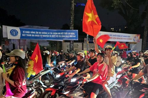 TP Hồ Chí Minh: Hàng nghìn người xuống đường mừng chiến thắng trận Việt Nam -Thái Lan