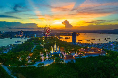 Tạp chí Mỹ chọn Vịnh Hạ Long là điểm đến dành cho người tuổi Tý năm 2025
