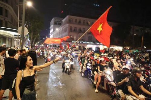 Người TPHCM không ngủ, xuống đường ăn mừng khi tuyển Việt Nam thắng Thái Lan