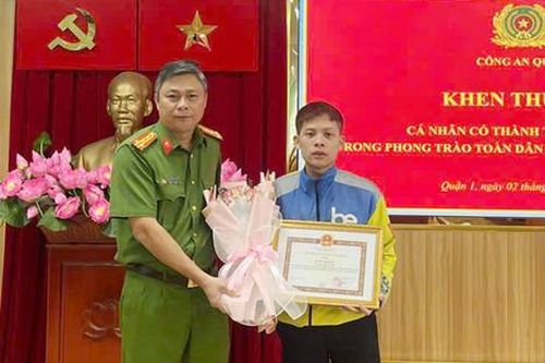 Khen thưởng tài xế công nghệ 'dũng cảm, không ngại hiểm nguy' ngăn cản 2 vợ chồng đánh người