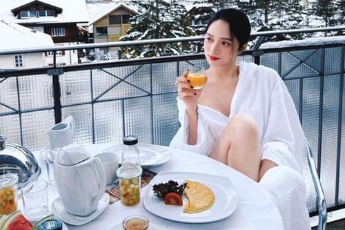 Hương Giang quấn khăn khoe 'gò bồng đảo' lấp ló giữa trời lạnh giá