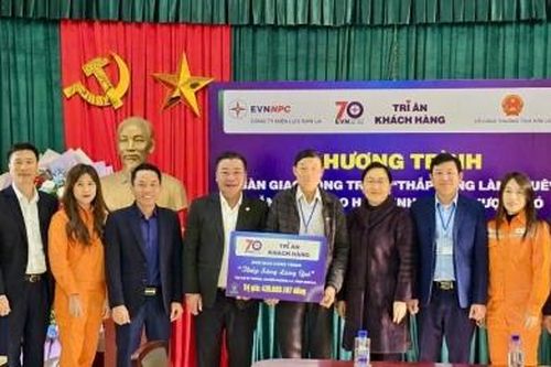 PC Sơn La: Trao tặng công trình thắp sáng đường quê