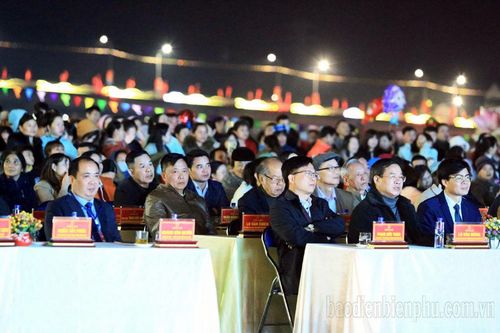 Khai mạc Lễ hội Đua thuyền đuôi én lần thứ X và Giải vô địch các Câu lạc bộ dù lượn quốc gia lần thứ V