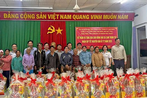 Tặng 80 suất quà Tết cho đồng bào xã Cam Thịnh Tây