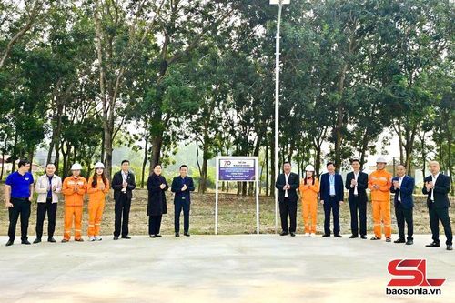 Trao tặng công trình 'Thắp sáng đường quê' tại xã Pi Toong