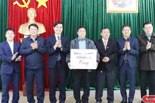 Đồng chí Bí thư Tỉnh ủy thăm, tặng quà tết tại xã Long Hẹ