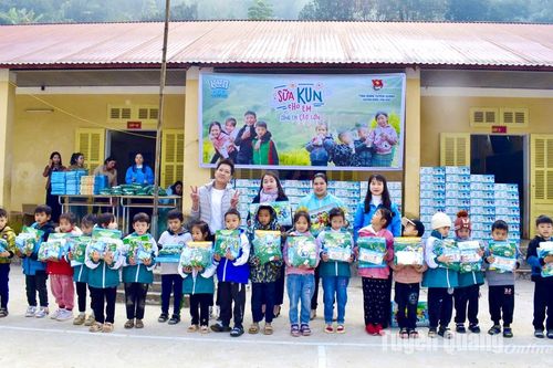 Trao tặng 200 suất quà cho học sinh xã Công Đa