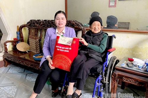Đoàn đại biểu Quốc hội tỉnh thăm, tặng quà đại biểu Quốc hội các khóa đã nghỉ hưu trên địa bàn tỉnh