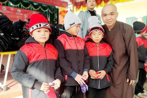 Các chùa tặng hơn 1.000 áo ấm cho trẻ em vùng cao tỉnh Hà Giang đón Xuân Ất Tỵ