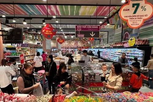 Hàng Tết: Giá tăng, sức mua tại chợ truyền thống vẫn ế ẩm