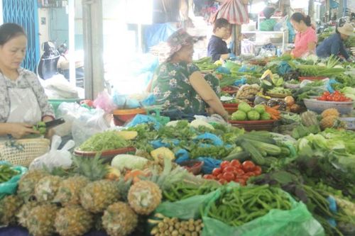 Giá rau xanh tại Đà Nẵng 'leo thang' do mưa lạnh kéo dài