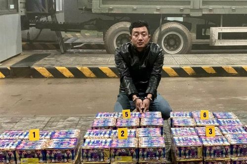 Tài xế xe đầu kéo nhập cảnh qua Cửa khẩu quốc tế La Lay cùng 2 tạ pháo