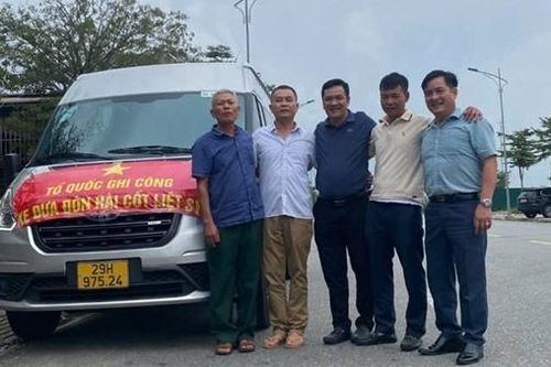 Phó trưởng Công an xã Tiên Dược tận tình giúp người dân đưa hài cốt liệt sỹ về quê nhà
