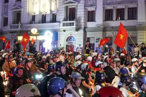 Người dân TP.HCM 'đi bão' mừng tuyển Việt Nam thắng Thái Lan