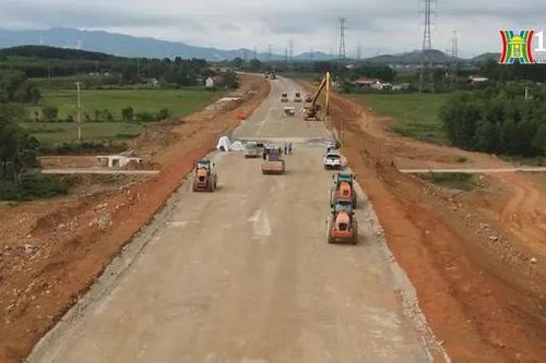 Phấn đấu đưa hai dự án cao tốc về đích trước 8 tháng
