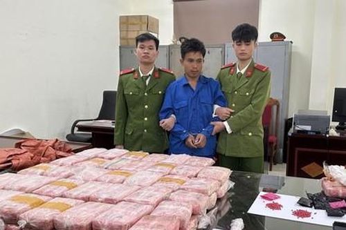 Bắt nhóm đối tượng người Lào mang 43,5 kg ma túy cùng vũ khí chuẩn bị 'nhập cảnh'