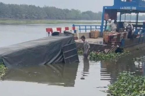 Phà sắp cặp bến, ô tô tải trượt rơi xuống sông Vàm Cỏ Tây