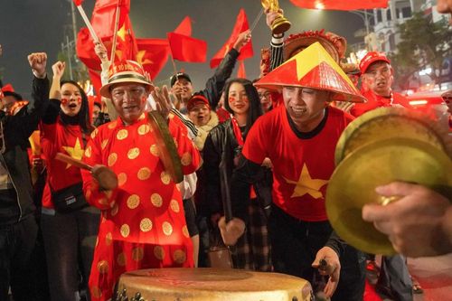 'Chảo lửa' Việt Trì như nổ tung sau chiến thắng lịch sử của tuyển Việt Nam