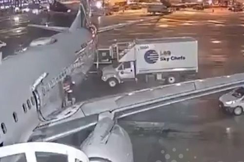 Nữ hành khách mở cửa thoát hiểm, thản nhiên đi trên cánh máy bay