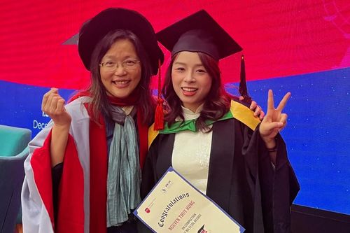 Từng bị 'cấm' du học, bà mẹ một con tốt nghiệp thạc sĩ loại giỏi tại Anh