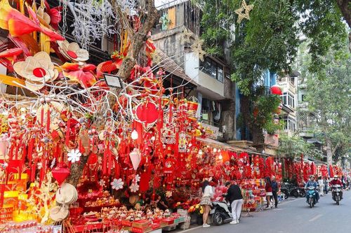 Đồ trang trí Tết giăng kín lối, phố cổ Hà Nội rực sắc xuân