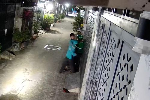 Xác minh vụ tài xế công nghệ đánh, ném pháo nổ vào người khác ở TP.HCM