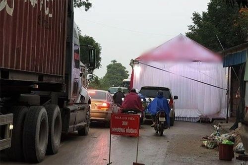Ai dám dựng rạp giữa đường nếu chính quyền địa phương không làm ngơ?