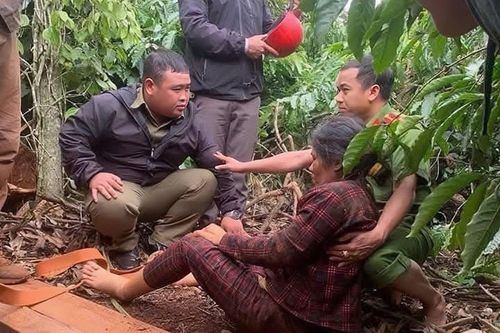 Một phụ nữ thoát chết hy hữu khi rơi xuống giếng sâu 25m, mắc kẹt 24h ở Đắk Lắk