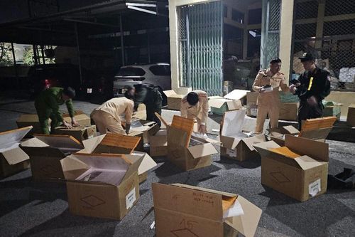 Phát hiện xe khách chở hơn 8.100 màn hình điện thoại không nguồn gốc
