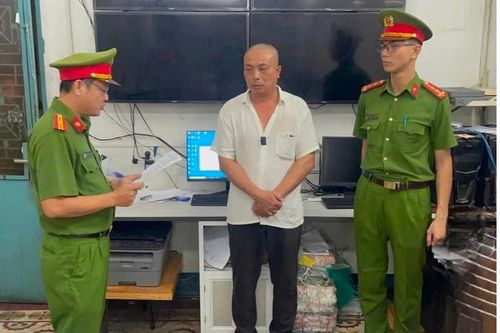 Tạm giữ hình sự người đàn ông cầm dao đuổi đánh nam shipper ở TP.HCM