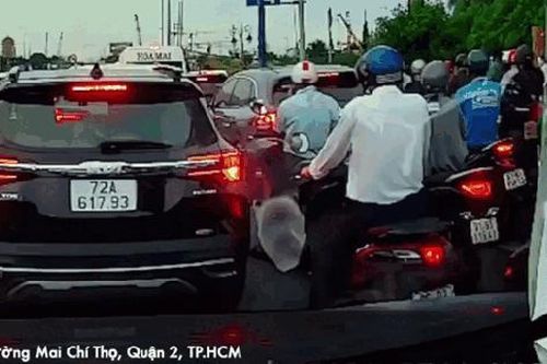 'Mất kiểm soát' phương tiện, người phụ nữ 3 lần để xe máy va vào ô tô