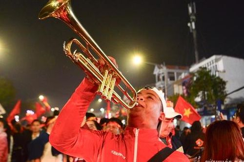 Việt Trì 'mở hội' trong đêm sau trận Việt Nam thắng Thái Lan