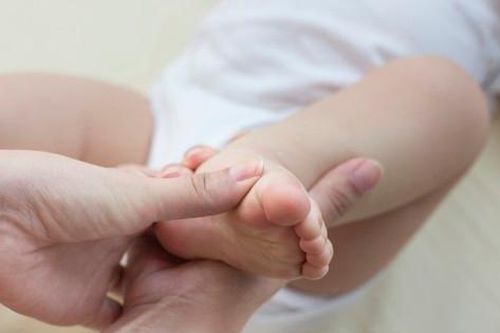 Bài tập hỗ trợ điều trị cho trẻ bị khoèo chân bẩm sinh