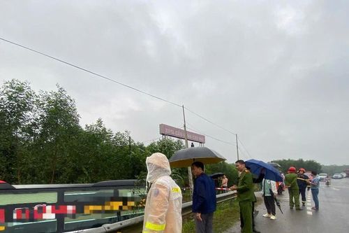 Phát hiện 10 bánh heroin và 15 kg nghi là ma túy đá trên xe ô tô bị tai nạn