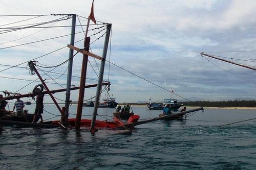 Quảng Ngãi: Một ngư dân rơi xuống biển mất tích