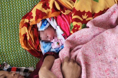 Được hỗ trợ di chuyển, sản phụ sinh con ngay trên xe công vụ