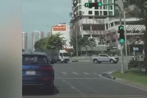 Xe Audi chạy đến đâu đèn xanh bật đến đó