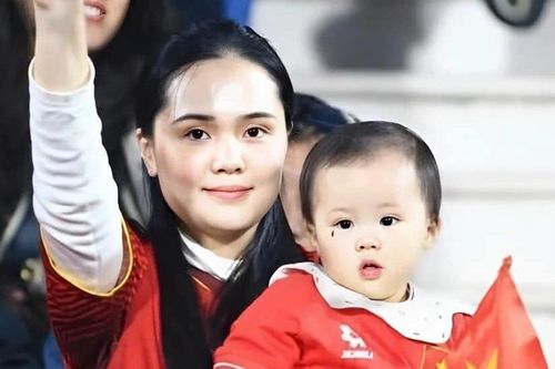 Vợ Duy Mạnh sang Thái Lan cổ vũ chồng