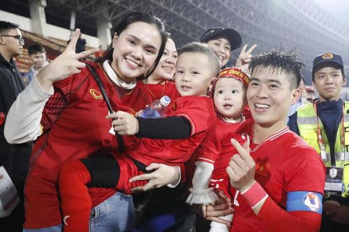 Dàn WAGs tiếp lửa cho tuyển Việt Nam ở Thái Lan