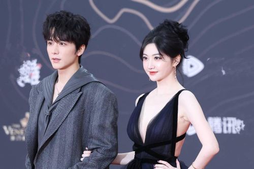 'Đệ nhất mỹ nữ Bắc Kinh' Cảnh Điềm mặc xẻ sâu táo bạo