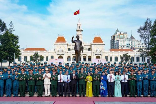 TP Hồ Chí Minh long trọng tổ chức lễ báo công dâng Bác